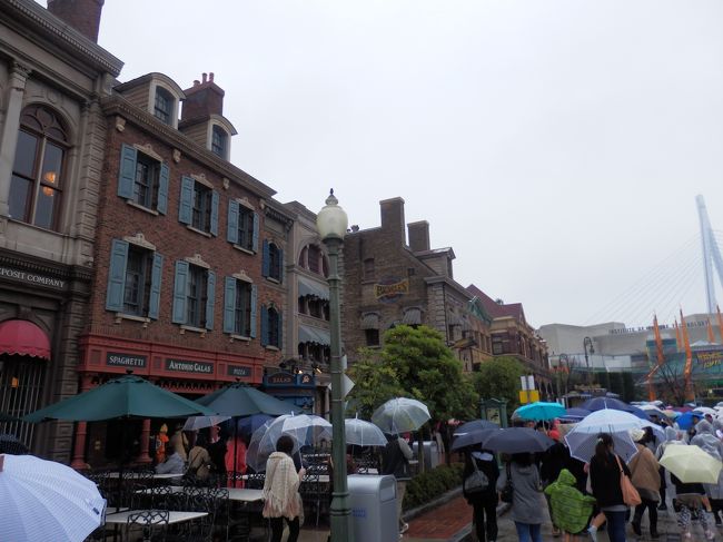 スパイダーマンのところの近くの建物です。テーマパーク内のお店の一つ一つの建物も凝っていて、アメリカの映画の中の街並みが再現されているような感じがしていて、個人的にはこの建物を見るだけでも価値があります。