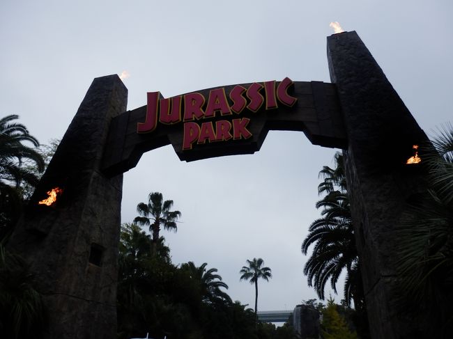 ジュラシックパークです。10年前に行った時も乗ったのですが、乗り物が登って行って、降りて行って思いっきり濡れた記憶があったのですが、コースが変わったかどうかわかりませんが、アップダウンが予想がつかず逆に楽しかったです。こういうアトラクションは予想外のことが起こったほうがおもしろいですしね。