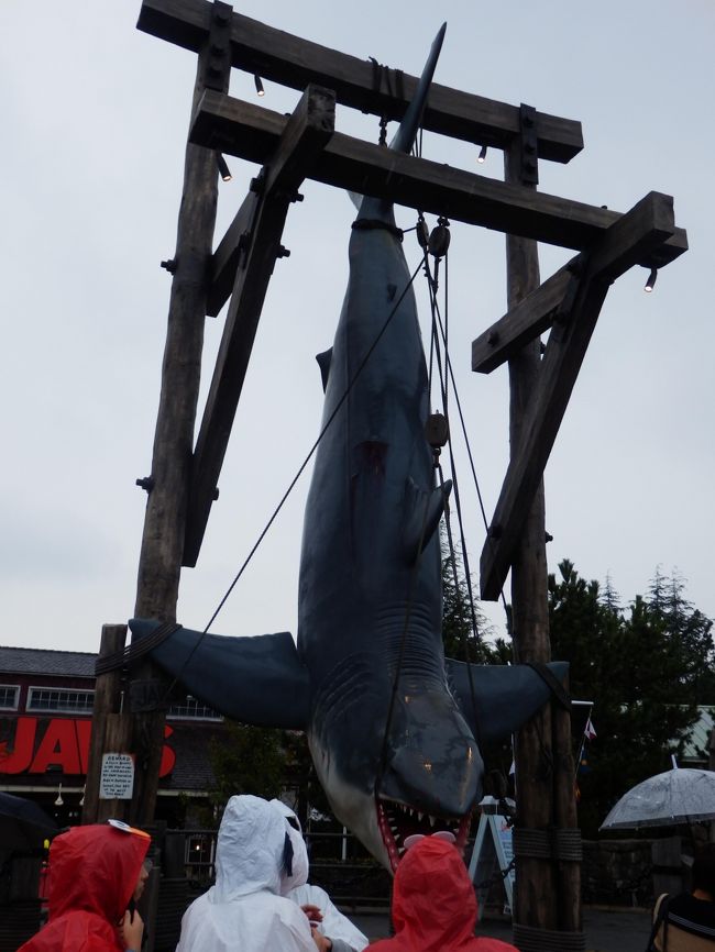 　ジョーズです。前行ったときはただのった、という記憶しかなかったのですが、今回は乗る前にジョーズに映画の背景の展示をじっくり観察しました。ジョーズのせいで大打撃を受けた地域を、逆転の発想でジョーズを映画にして町を盛り上げたのはすごいなあと思いました。しかし、改めてみるとこのジョーズはとても怖いなと思いました。<br />　肝心な乗り物ですが、キャストの方のテンションが高くておもしろかったです。実際の映画のような感覚（？）がしました。