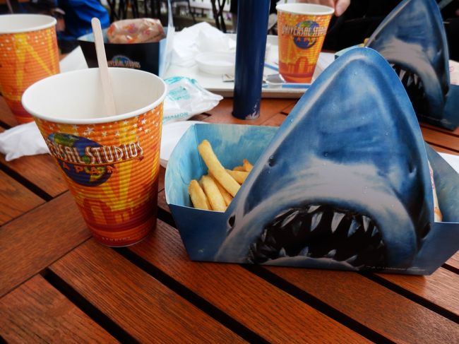お昼御飯です。ジョーズの近くのハンバーガー屋で食べました。以前いた時のイメージでは、「高い、少ない、美味しくない、混んでいる」のイメージでしたが、値段は予想どおりでしたが、味は結構良かったと思います。席も比較的うまくとれました。あと、店員の方がただ注文を取るだけでなく、話しかけてくれてきて楽しい気分にさせてくれました。アトラクションのキャストさんだけでなく、売店の店員までちゃんと教育されているのはすごいです。テーマーパークは設備も大切だけで、一人ひとりの従業員のマンパワーが大きいと感じた瞬間でした。