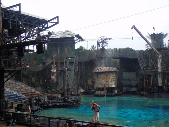 ウォータワールドです。当たり前ですが、ここのキャストさんのテンションが最も高いです。前にいる人はとても水をかけられます。いきなり駆けられることもありました。カッパは必需品です。ストーリーはもちろん、アクションや効果音などがとてもこっていました。このアトラクションは夏の暑い時期は最高じゃないでしょうか。