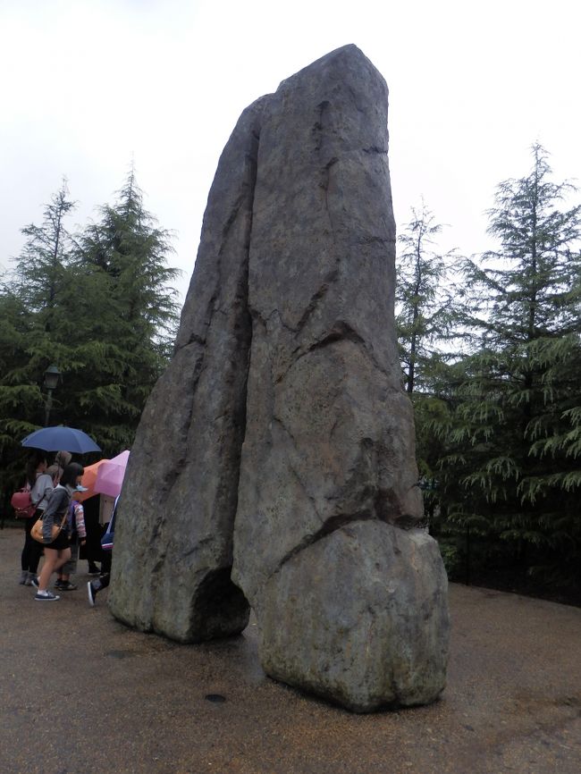 本日のメインのハリーポッターの入り口です。時間指定なので、時間が車でこの石がたくさん置いてあるところで待つことになります。