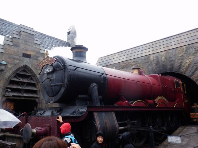 入口を入ってすぐのところにある汽車です。車掌の衣装をした外国人のキャストがいて、一緒に写真を撮ることができます。外国人の方なので、とても雰囲気が出てよかったです。