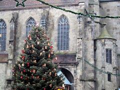 3日目の観光は、ネルトリンゲンの「旧市街」から。
聖ゲオルク教会の前にも大きなクリスマスツリーが。