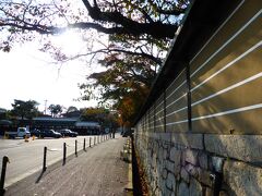 建久元年(1190年)に源頼朝の寄進により建てられたとされ、
その後、慶長年間に大修理が行われています

石山寺のご本尊、如意輪観世音菩薩さまは、如意宝珠の力で
願いをかなえて下さる仏さまだそぅです

壁の白線５本は、京都の寺院では、皇族が出家して坊さんになって
俗に言う「門跡寺院」です
この天皇の血筋を受けている皇族が、出家居している寺の証拠・証明　　　
