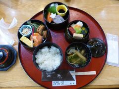 昼食は三井寺境内の風月で

　　2150円にしては　たいした郷土料理でもなかった