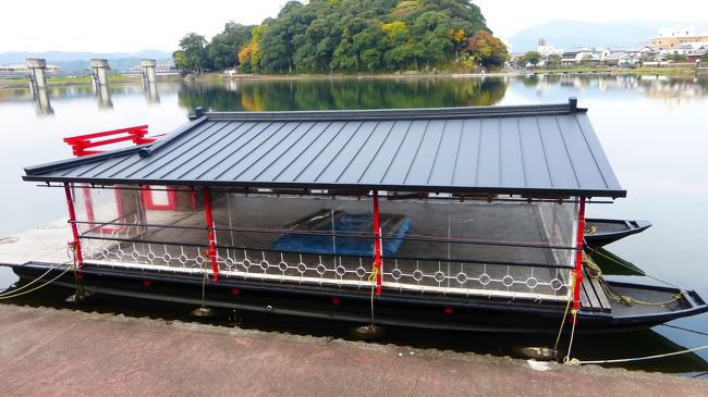 鵜飼を行う屋形船のようです。