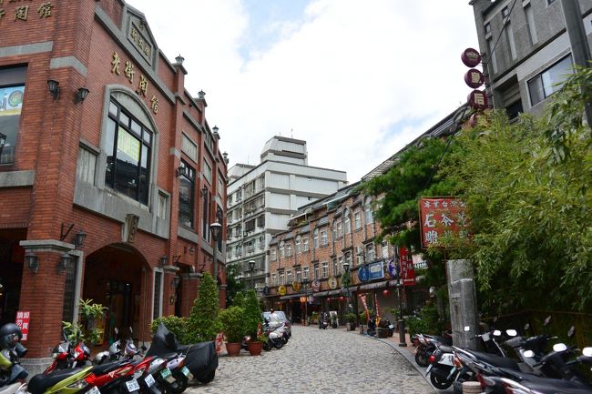 午前中だったのか観光客は少なかったです。<br />色々見て回り、ガイドブックに載っている有名な<br />お店で茶器を買いました。