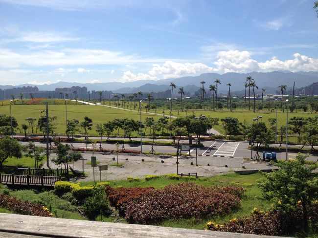 駅をでて真正面に見えるのが三鶯芸術村です。<br />天気もいいのでちょっと散歩しました。<br />