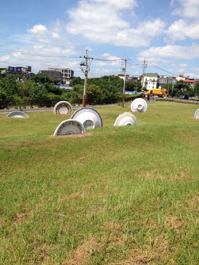 お皿が地面に刺さってる!?<br />さすが陶器の街ですね。<br />