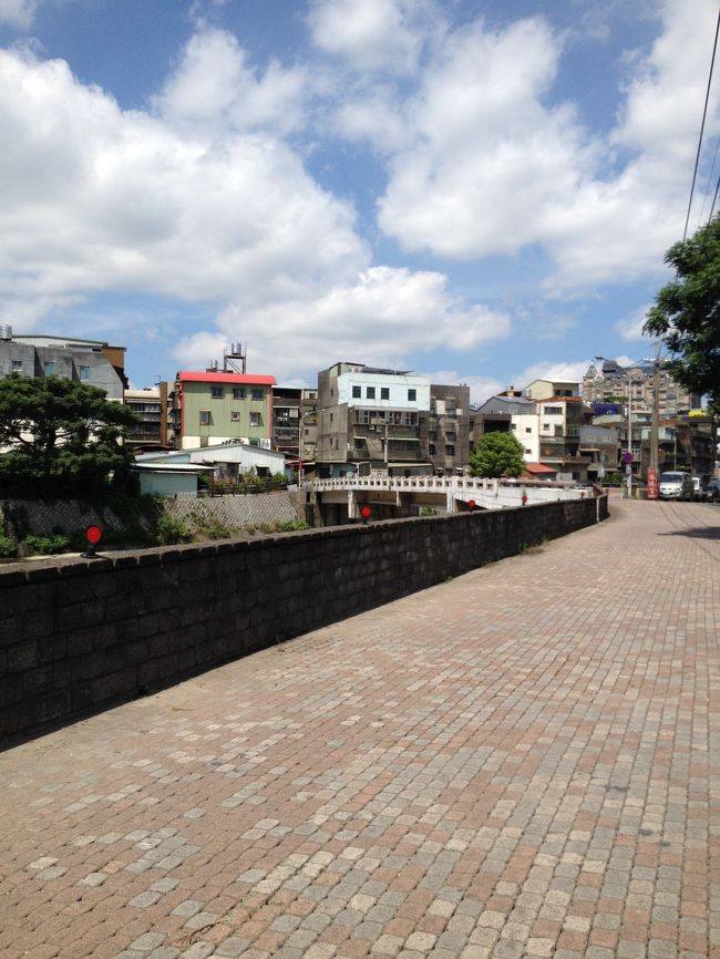 三鶯芸術村を後にし、鴬歌老街陶館へ。<br />ちょっと歩きました。