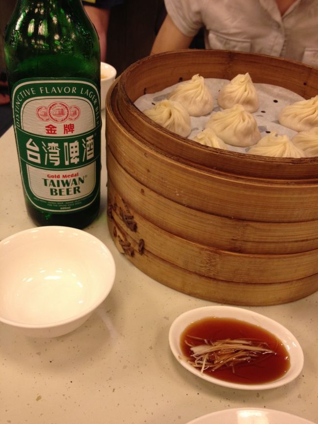 レコード屋のあとお茶屋さんでお茶を買い、<br />ホテルに帰ってきて荷物を置いてから夜ご飯です。<br />ホテルの近くに金品茶樓がありそこで小龍包を。<br />7時くらいに行ったのですがちょっと待っただけで<br />すぐ席に案内されました。