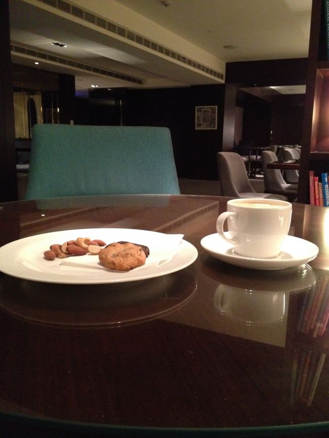 旅行プランにホテルのエグゼグティブラウンジが使えるようなので<br />最後だし入室してみました。<br />ちょっとしたお菓子（クッキー）とコーヒーでまったり。<br />明日で最後なのでちょっと寂しい気分になってました。<br /><br />4日目終わりです。