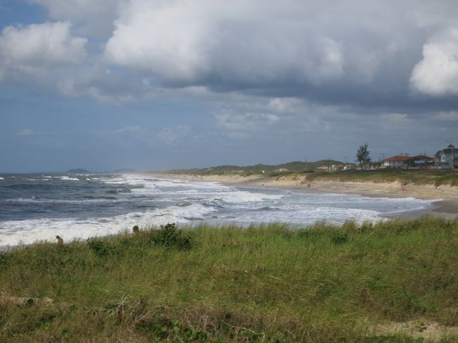 島の一番遠いビーチ、プライア・グランデ（Praia Grande）です。外海のため、波も荒いし、ビーチも綺麗でないです。人も殆どいません。<br /><br />このビーチは島で一番長く、２５kmあります。