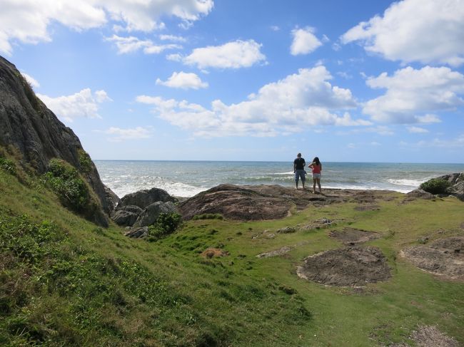 次に、某有名口コミサイトの一番人気の、プライニャ（Prainha）に向かいます。<br /><br />プライア・グランデとプライニャの間には、大きな岩がたくさんあります。左の大きな岩山によじ登ってみます。