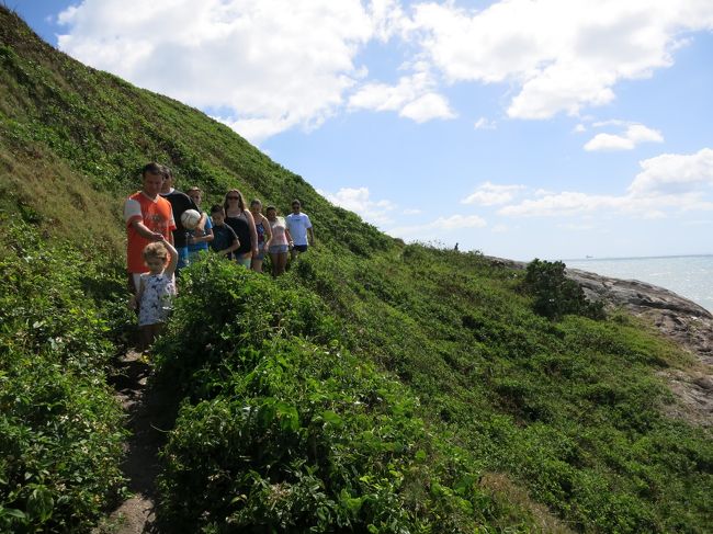 おっと、反対側から人がたくさん来ました。仕方ないので岩から降りて、道路からプライニャに向かいます。