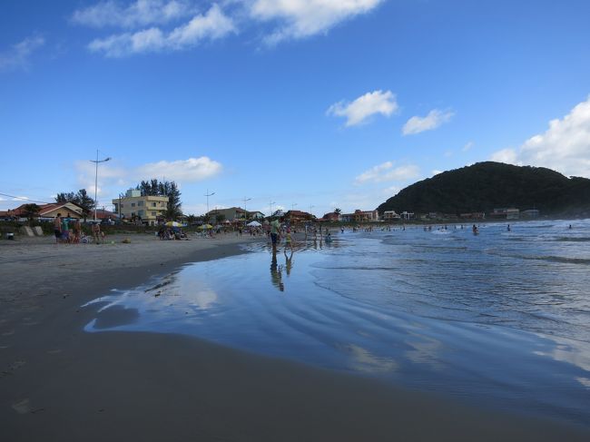 人は結構いるのですが、時間や天候のせいか暗い感じです。ビーチも水もそんなに綺麗でないです。