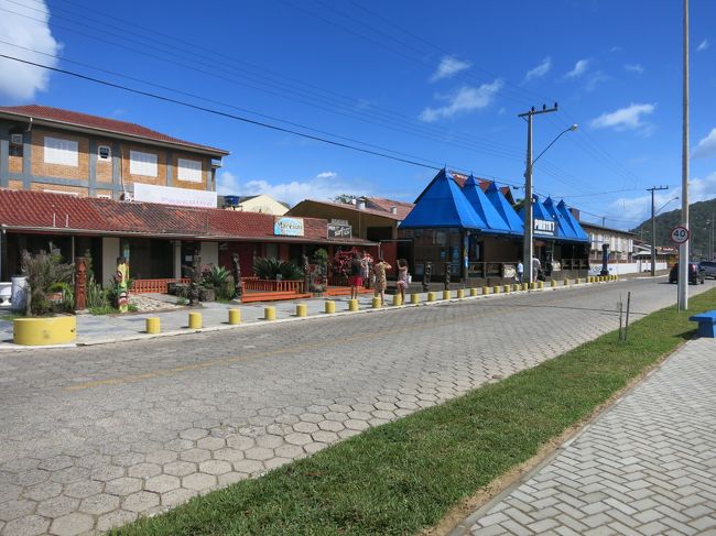 このビーチには、レストランやバーが結構あります。<br /><br />次に、プライア・ダ・エンセアダ（Praia da Enseada）に向かいます。