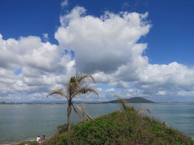 対岸のずっと向こうまで、ビーチが続いています。端から端まで１０km位あるでしょう。