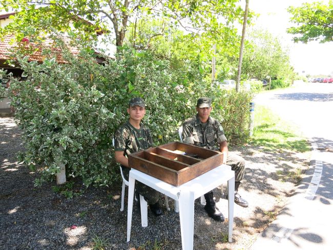 プライア・ド・フォルテは半島の先端にあります。<br /><br />ビーチに行く道の終点には軍の施設がありました。でも施設内に観光客も歩いているので、入口にいた軍人さんに聞いてみました。<br /><br />「ここって入っていいんですか？」<br /><br />「一人２レアル（９０円）で入れます、車も止められますよ」<br /><br />