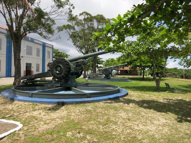 お金を払って入ると、大砲が並んでいました。<br />