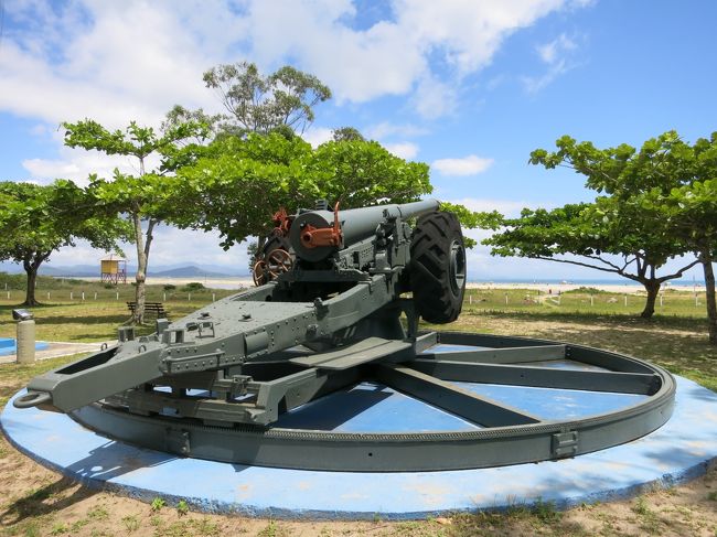 砲口の先には、ビーチが拡がっています。<br /><br />お金を払いたくない人は施設の外に駐車して、迂回する歩道を通ってビーチに行くようです。大体半分以上の人が、外に駐車するみたいです。