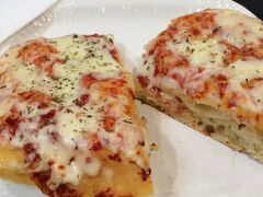 お腹が空いたので駅の中のビストロ ミラノ セントラルでpizzallunchです。駅カフェのpizzaなのに十分美味しいです。