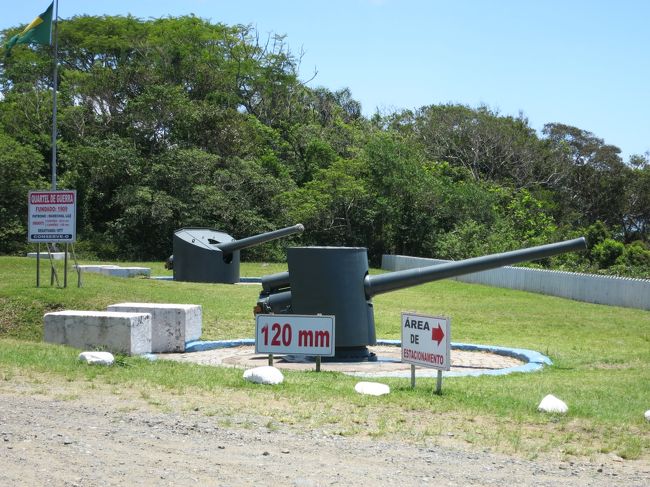 軍の施設の奥に「自然の道１４００m」と書かれた看板がありました。（車で）登っていくと、こんなものがありました。