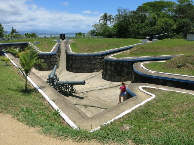 三方を睨んでいます。