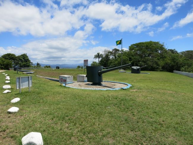 なぜこんなところに要塞があるのでしょうか？。<br />ジョインヴィレは、それ程は重要都市とは思えないですし・・・。<br /><br />３０・４０年以上前は、ブラジルの仮想敵国はアルゼンチンでした。アルゼンチンがもし南部の国境線を攻撃した場合、サンパウロ方面から物資を供給する必要があります。<br />ジョインヴィレの北方は海岸山脈の険しい峠があるため、恐らくルートが限られます。アルゼンチン陸軍が国境を攻撃する共に、ジョインヴィレ方面をアルゼンチン海軍が砲撃した場合、ブラジルはかなり劣勢に立たされる、そんなことを恐れたのではないでしょうか。<br /><br />今は考えられないです。国際情勢は３０・４０年経過すると、劇的に変わりますよね。<br /><br />※サンフランシスコ・ド・スルは今回で終わろうと思っていましたが、長くなったので次回も続きます。