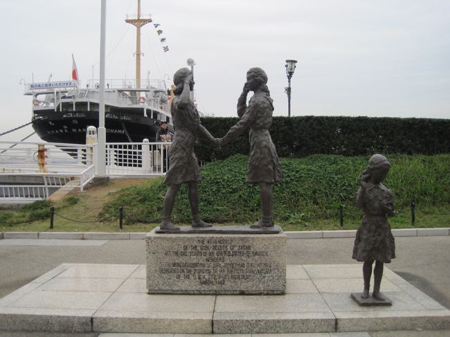 さて、電車を乗り継いで横浜に着きました。<br />まずは横浜港にでてみましょう。<br /><br />赤い靴はいていた女の子像ですね。<br />おばさんの靴は茶色だったりします。