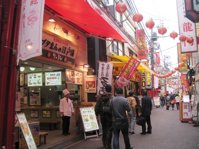 平日の早い時間だったので、思ったより街は静かでした。<br />というか、ほとんどが開店前！<br /><br />でも、さすが中華街。<br />どんどん活気づいてきました。<br />平日なのに旅行者がどんどん増えてきました。