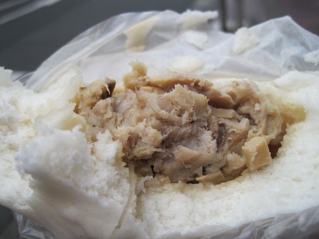 別のお店で、皮だくさんの豚まんを買って食べました。<br />私は、具が多くても全然構わないわよ。