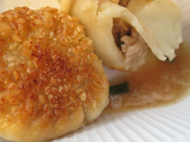 どれどれ、小龍包も。<br />私は絶対汁をこぼさない！と思ったけど、やっぱりプシューっとなってしまいました。