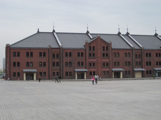 ここは絶対はずせない場所でしょう。<br />横浜赤レンガ倉庫群です。<br /><br />私は倉庫群の写真を撮りながら、倉庫群の写真を撮っている人をウォッチングして笑ってきました。