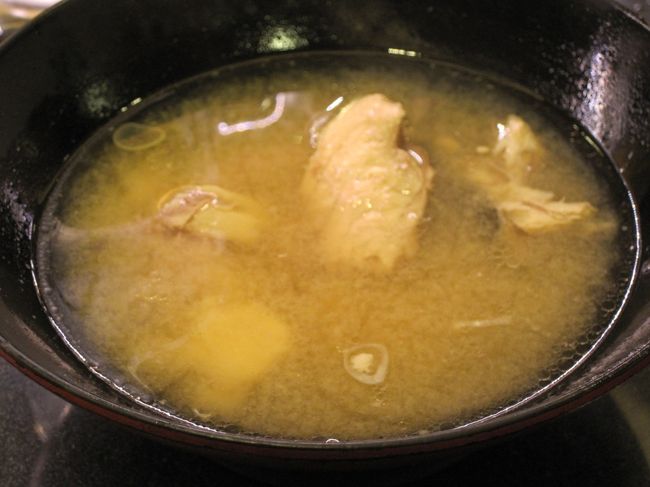 この回転寿司店では、ランチにアラ汁がサービスでついていました。<br />ブリとかハマチとかの（同じだけど）アラ汁で、ダシが効いてて美味しかったです。