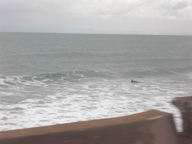 ちょっとまって！！！！<br /><br /><br />この極寒の海でサーファー発見！！！<br />うひゃぁ〜