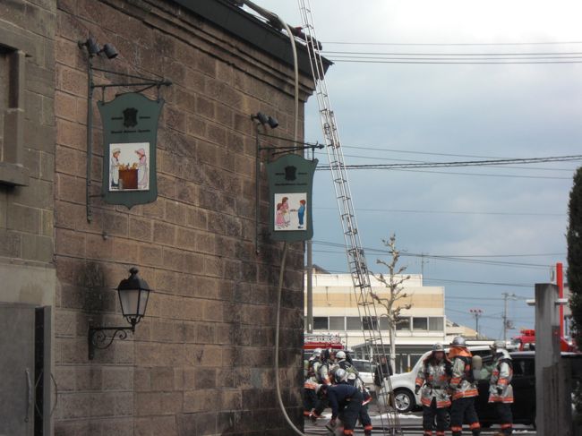 さっきの消防車。。。。<br /><br /><br />聞いたところボヤがあったみたいですね。。。<br /><br /><br /><br />これから乾燥する冬が来るから皆様お気を付けください！！<br />他人ごとではありませんからね。