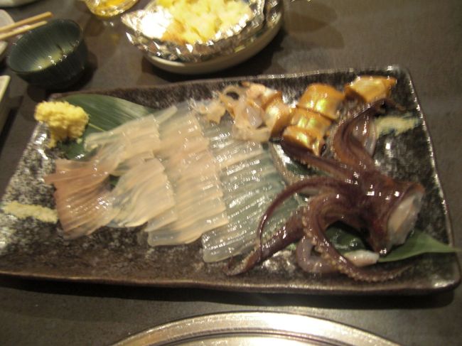 さっき釣り上げたイカちゃん<br /><br /><br />まだゲソはピクピク動いてます！！<br /><br /><br />本当に新鮮なイカって透き通っていて甘い！！<br />そして、肝も濃厚でおいしい！！！