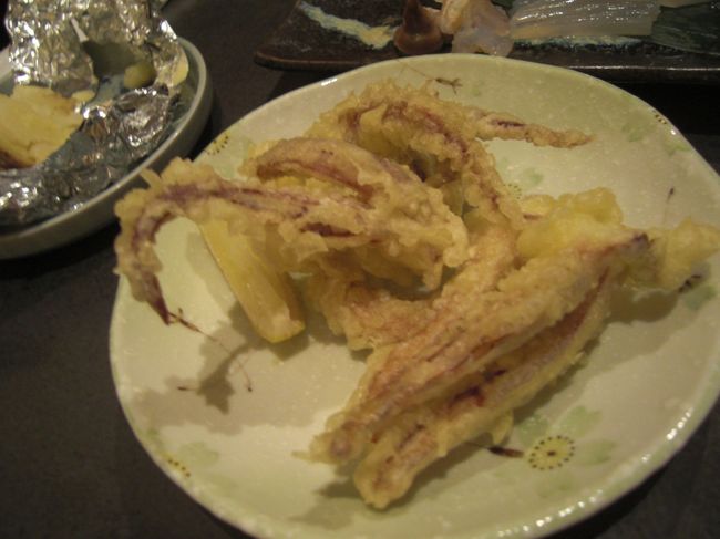 イカのゲソは、焼くや天ぷらか選べたので天ぷらをチョイス<br /><br /><br />こんなプリプリしたイカの天ぷら。。。。食べたことない！！！<br />おいしすぎる！！！！