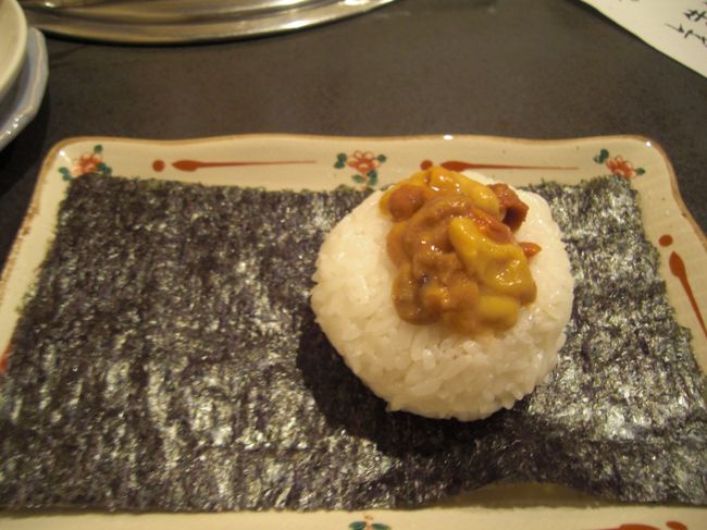 名物！うにぎり！！　580円<br /><br />中に塩うに、上に生うにが乗っかったぜいたくおにぎり！ちょっと大きめ♪<br /><br />でも、おにぎりのお米の量が選べれます！<br />値段とウニの量は変わらないので胃袋と相談してチャレンジしてみてください