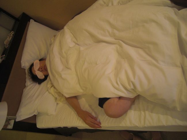 一旦ホテルに戻り、かる〜くパッキング<br /><br /><br />姉御たちのお部屋でコンビニで買い込んだお酒を持って女子会！<br /><br /><br />寝ている先輩もおりますが。。。。