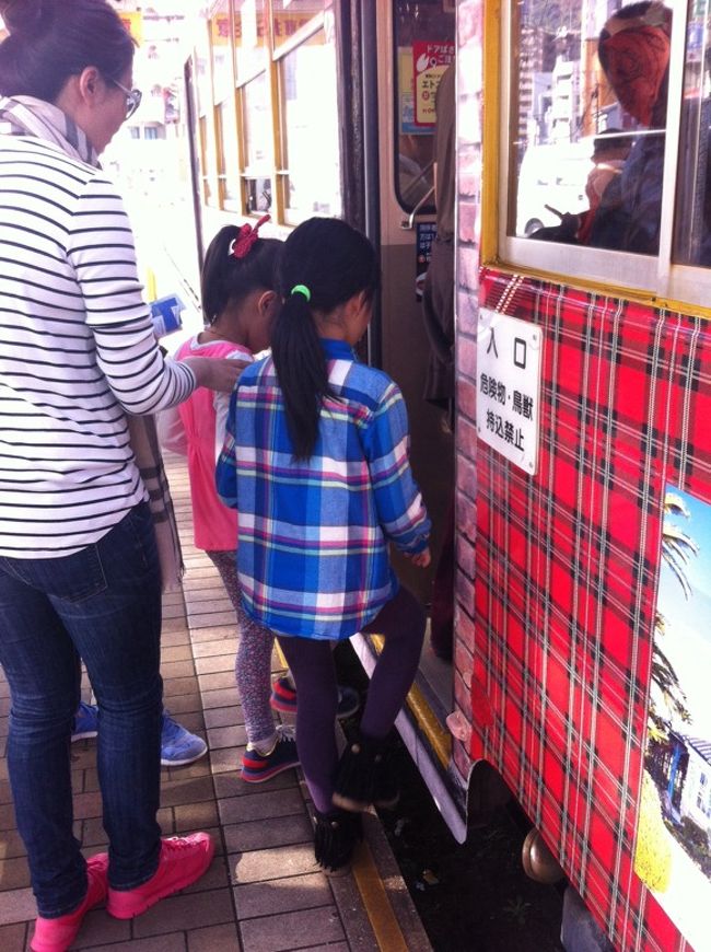 ちょっと戸惑ったのが路面電車。<br />乗るのも初めてですが、それよりも車運転でかなりギクシャクしてしまいました。<br />線路が走っている路線には入ってはいけないのでしょうが…<br />信号のない交差点を、どうやって右折するのか…<br />電車が来てたらどちらが優先なのか…<br />え？え？を連続しながらの運転してました。<br /><br />路面電車に乗っての行先は、長崎原爆記念館。<br />これは、友達家族のお父さんが必ず娘を連れていきたいというリクエストから。（私は連れていきたいともちろん考えていましたが、中国人の方にはどうなのかな？と思っていた矢先）<br />広島原爆記念館は、小学校上がるか上がらないかの頃に父親に連れられて訪れました。<br />今でも鮮明に覚えているくらい、大変衝撃的なものでした。<br />歴史教養のない幼い頃でも、残酷なものだと強烈に感じた記憶があります。<br />「平和の大切さ」を身をもって感じてもらう教育の場として、必ず残していかなければいけませんよね。<br />写真は撮りませんでした、というか撮る気持ちになれなかったです。<br />今の平和な暮らしに改めて感謝です。