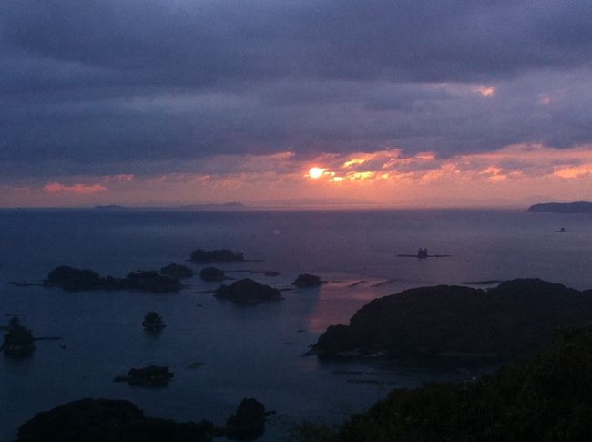 雲が晴れるかも…と待つこと1時間半。<br />結局ドカーンという夕日は見れなかったけれど、<br />どんな天候でも絵になる＝景勝地　というものです。<br />きれい。