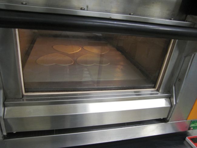 オーブンで焼きます！←スタッフの方が