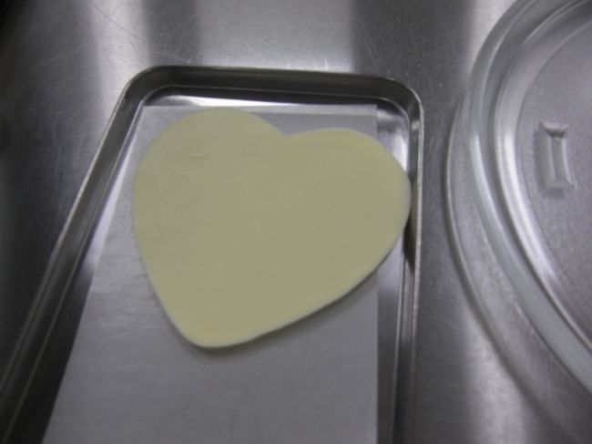 間に挟むホワイトチョコを慎重に持って