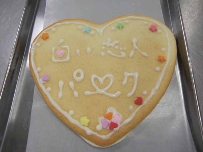 白いクッキーにホワイトチョコ・・・<br /><br /><br />さみしい。。。<br /><br /><br />100円払ってカラフルシュガーをトッピング！！<br />うん！いい感じ