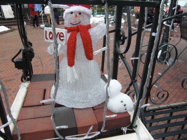 外はクリスマスのイルミネーションたちがわんさか<br /><br /><br />絶対夕方から夜に来るとメルヘンチックでかわいいんだろうな。。。<br /><br /><br />ん？よーく見るとスノーマンの右下に小さな雪だるまが（笑）