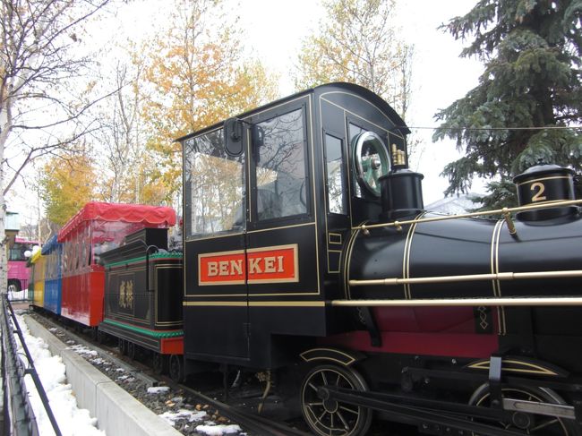 白い恋人鉄道<br /><br /><br />白い恋人パークの木立の間を、SL弁慶号をモデルに作られた6両編成のミニ鉄道<br />