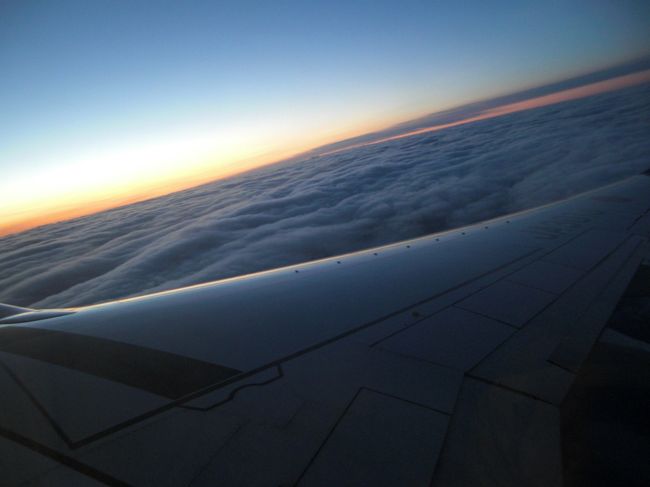 機内から見た雲海と夕日